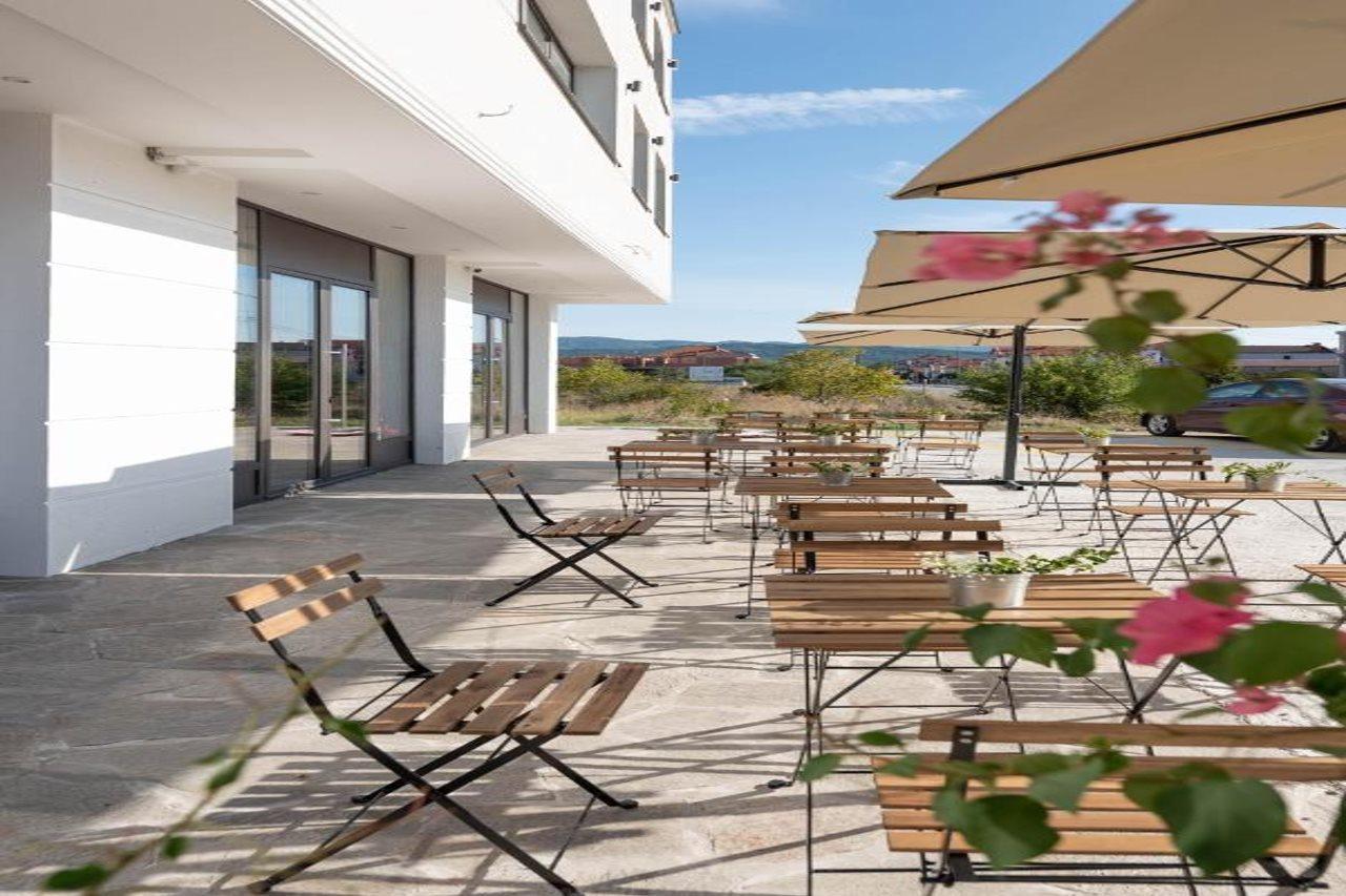 Hotel Aloha Nis Ngoại thất bức ảnh
